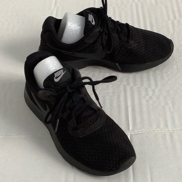 Nike Women’s Tanjun Sneaker Running Shoes Black/ black US: 7 - Picture 3 of 6